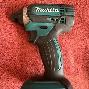 Used Makita impact regular wear and tear concert of batteries No charger
